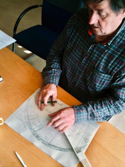 Anton Spandl beim Entwurf des Sonnenuntergangs-Cafés im Hauptturm auf dem Hohenbogen