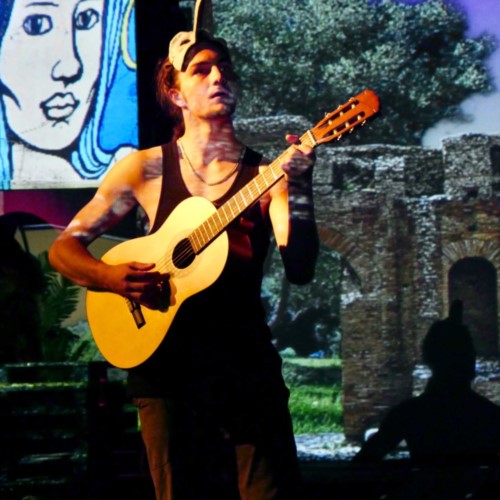 Gigi Fremdenführer (C.Polifke) zeigt dem Publikum das alte Amphitheater