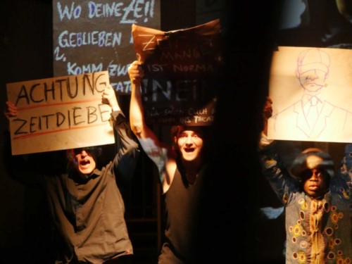 Gigi (C.Polifke) ermutigt die Amphitheater-Freunde zu einer Demo, in der sie die Stadt über die Grauen Herren aufklären wollen